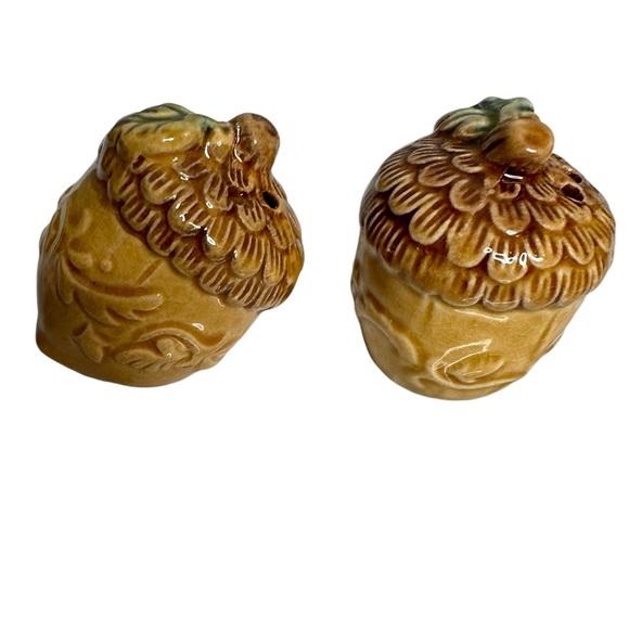 Vintage 70s Porcelain Acorn Salt and Pepper Novelty Shaker Set - Picture 7 of 8